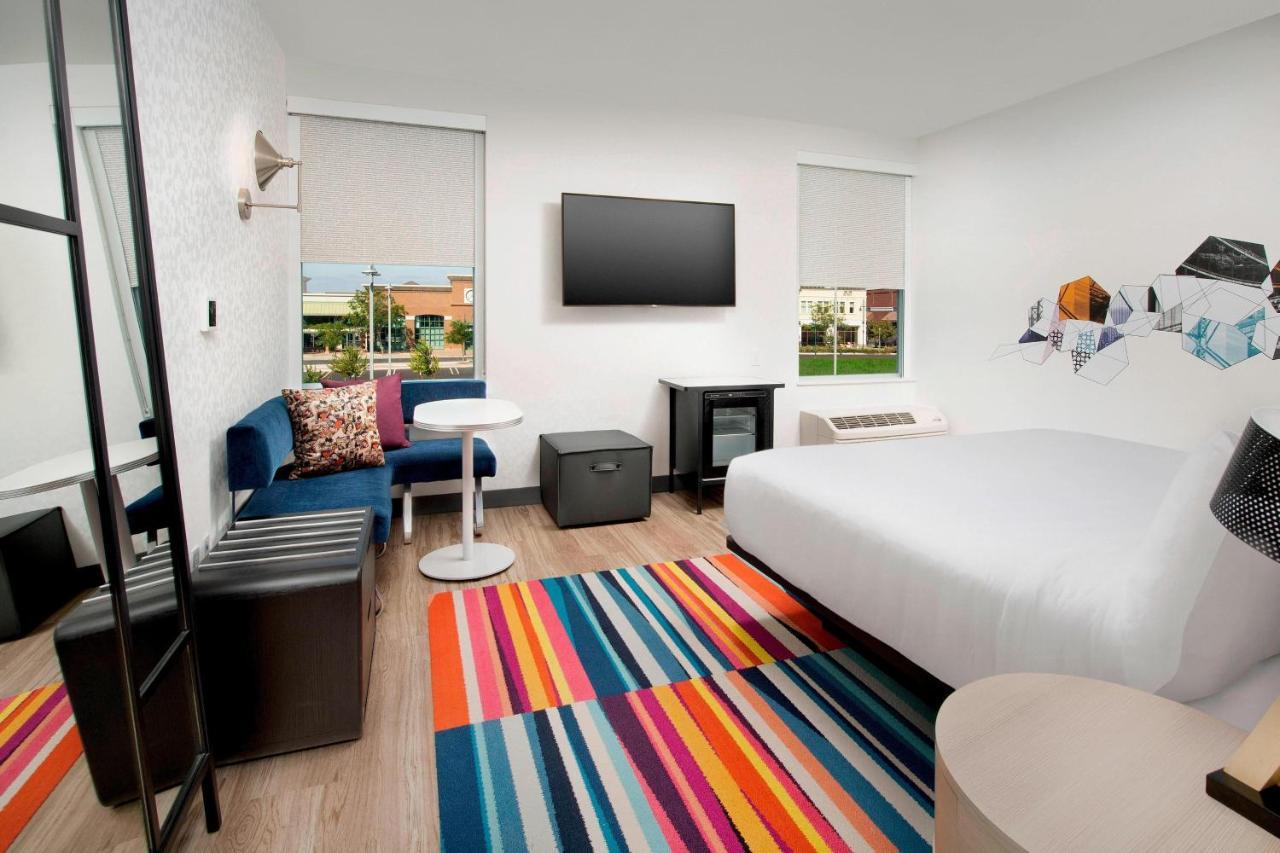 Aloft Omaha West Hotel Exterior photo
